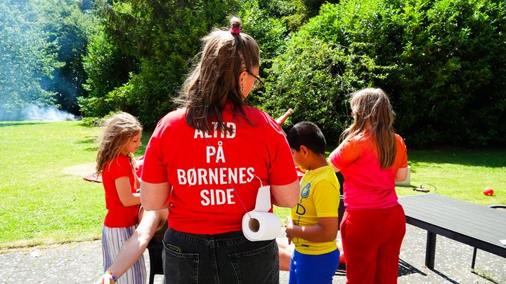 Sidste år sendte Red Barnet blandt andet børn til Sostrup Slot. I år forventer organisationen at sende i alt 1.300 børn og familier på ferielejre – på niveau med rekordåret 2024.