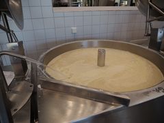 En stor portion bechamelsauce gøres klar i køkkenet.