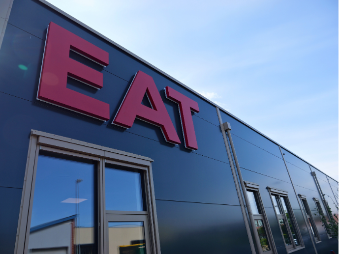 Fra i dag bliver skoleelevernes frokost produceret på nyt kæmpe EAT-køkken.
