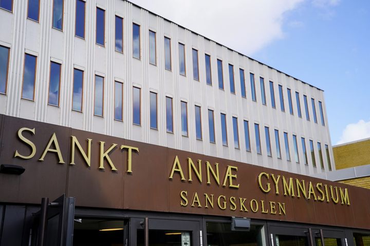 Fra børnehaveklassen til 3. klasse går eleverne på Skolen i Sydhavnen, hvorefter de fortsætter på Sankt Annæ Gymnasium.