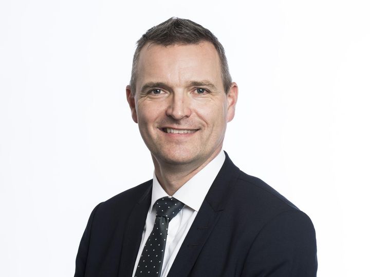 Alt tekst: "Børne- og Ungdomsborgmester Jakob Næsager (K) i København i habit og slips smiler til kameraet."