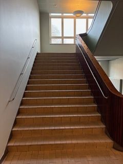 Alle vægge og fast inventar er blevet malet med skolens helt egen farvepalet, som kunstneren Malene Bach har sammensat.