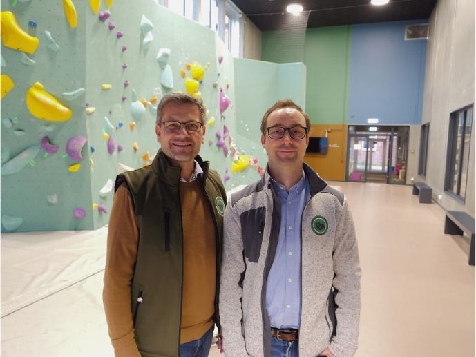 To%20personer%20st%E5r%20i%20den%20nye%20idr%E6tshal%20p%E5%20N%F8rre%20F%E6lled%20Skole%20med%20klatrev%E6g%20i%20baggrunden.