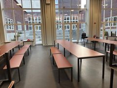 Den gamle idrætssal er nu omdannet til en stor spisesal.