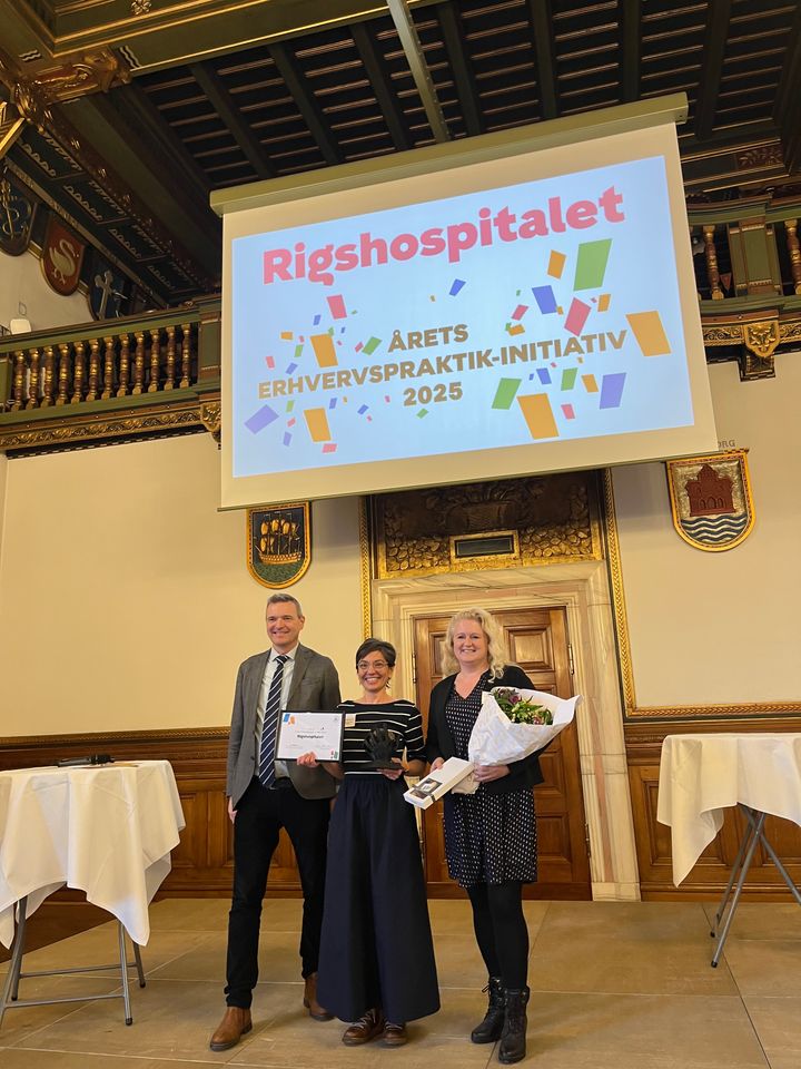 Børne- og ungdomsborgmester Jakob Næsager overrækker prisen for Årets Erhvervspraktik-initiativ til Rigshospitalet