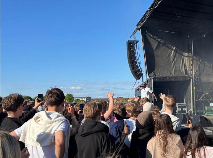 Afgangselever foran scenen til sidste skoledag 2025