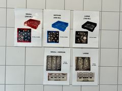 Billede af plakater med størrelsesmuligheder for beholdere: small, medium, large.