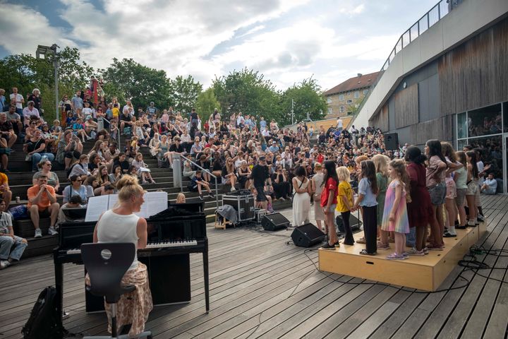 Det er bestemt ikke første gang, at Tagensbo Skole skaber rammerne for fællesskabet i Nordvest. De seneste år har skolen inviteret til fællesspisning. Nu har arealerne fået et løft, hvilket skaber endnu bedre betingelser for samværet.
