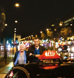 De altovervejende hovedroller i Madeleines Paris spilles af Line Renaud og Dany Boon – men Paris og ikke mindst en parisisk taxi indgår som to meget vigtige elementer.