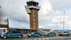 Der har aldrig været så mange taxier til Folkemødet på Bornholm som i år. Her er det taxier ved Rønne Lufthavn, der venter på flyet fra København.