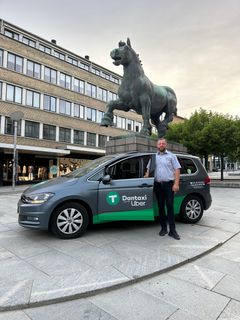 Ajdin Terzic er en af de nye vognmænd i Randers. For ham er det at køre taxi først og fremmest et servicefag.