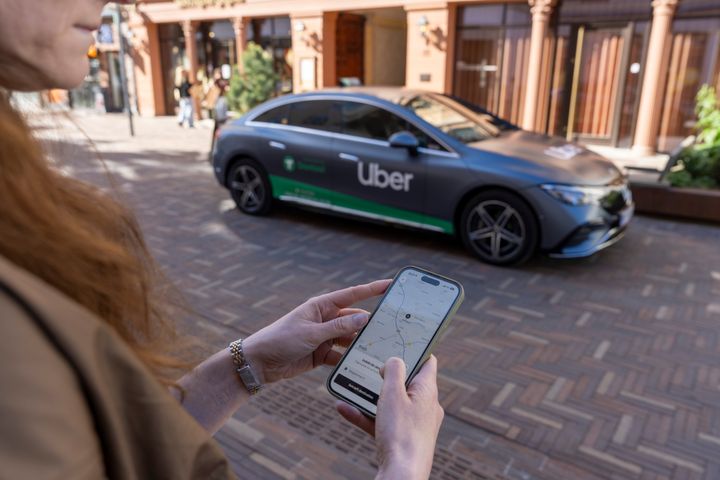 Kunder i Randers kan nu bestille autoriserede taxier via Uber-appen.