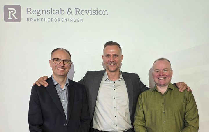 Fra venstre: Peter Skjerning, formand i Regnskab & Revision, Jakob Brandt, adm. direktør i SMVdanmark, og Carsten Hedegaard Fohlmann, formand i Regnskab & Revision.