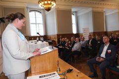 Marie-Louise Brehm Nielsen (borgmester, Lolland Kommune) takker for prisen til SMVdanmarks Christiansborgmøde.