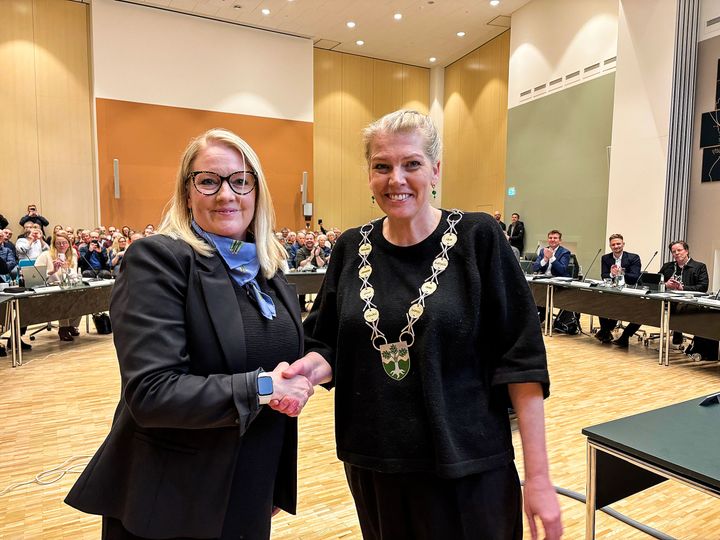 Afgående borgmester Vicky Holst Rasmussen (tv.) og ny borgmester Birgitte Neergaard-Kofod (th.)