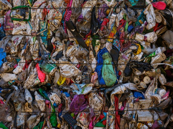 Plastikforureningen stiger og produktionen af plastik er på vej mod en tredobling i 2050 i forhold til i dag. Det er denne udvikling, en global aftale kan bremse.