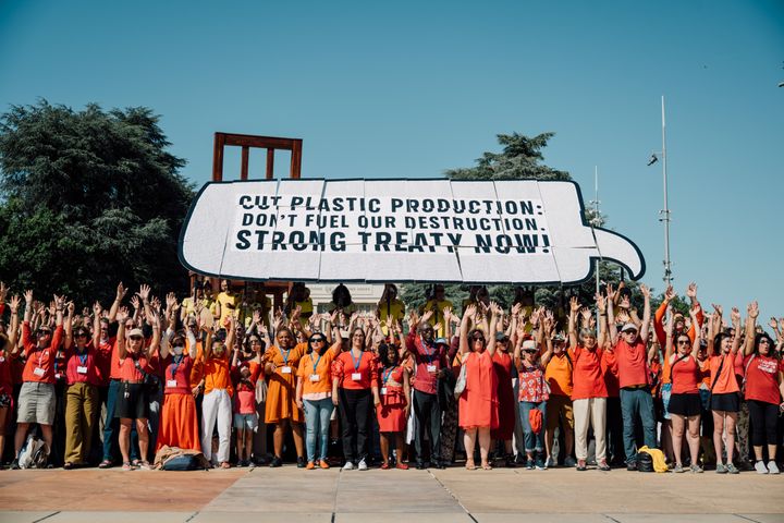 Genève, Schweiz d.4 august, dagen før den sidste forhandlingsrunde om en global FN plasttraktat begynder, samledede hundredvis af borgere og civilsamfundsorganisationer fra hele verden på Place des Nations i Genève for at kræve en ambitiøs og juridisk bindende traktat, der sætter mennesker og planeten før profit