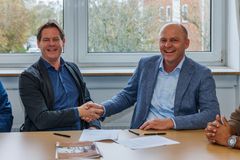 Jesper Loose Smith, direktør i Arbejdernes Boligselskab i Gladsaxe, og Martin Skou Heidemann, adm. direktør i Skou Gruppen, underskriver aftalen om renovering af 327 almene boliger i Gladsaxe.