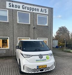 Når Skou Gruppen skal udføre murerarbejde for Hillerød Kommune, kommer medarbejderne til at benytte eldrevne servicebiler.
