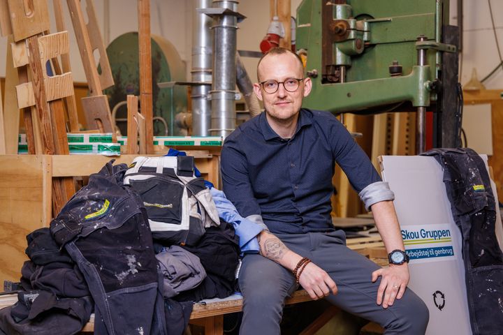 Nickolaj Lindberg, som er bæredygtighedsansvarlig i Skou Gruppen, kan snart købe sneakers lavet af gamle arbejdsbukser.