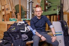 Nickolaj Lindberg, som er bæredygtighedsansvarlig i Skou Gruppen, kan snart købe sneakers lavet af gamle arbejdsbukser.