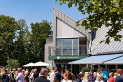 Skou Gruppen løser også opgaver i Hørsholm-området, og i forsommeren 2023 blev der sat punktum for opførelsen af et nyt klubhus for Hørsholm Tennisklub, Leschly Tennis Center, med en festlig indvielse.