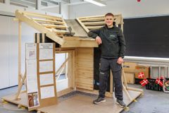 Nikolaj Conrad Hansen blev inspireret af sin ældre bror, der allerede var tømrer. Nu er han - som fire andre unge - udlært tømrer fra Skou Gruppen.