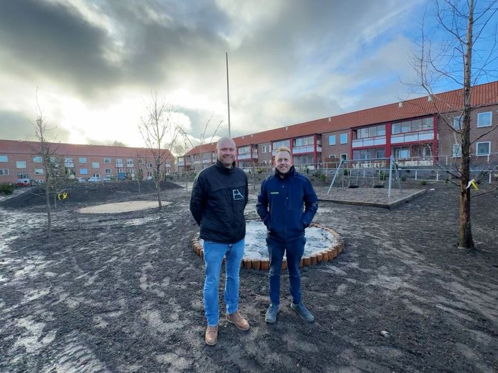 Tom Hansen fra Friis Andersen Arkitekter (tv) og Thomas Schultz Larsen fra Skou Gruppen (th) fremviser her de nye uderealer i Grønnehaven.