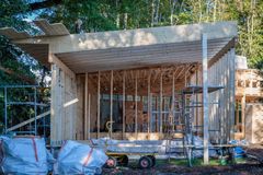 Huset opføres nemlig helt uden C02-belastende beton, da træbygningen står nænsomt på skruefundamenter frem for et støbt betondæk.