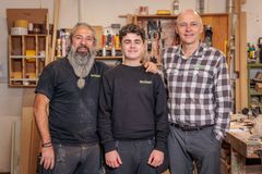 Som den første fra Nivå Skole er Oliver (midt for) kommet i juniormesterlære og bruger to af sine ugentlige skoledage sammen med en af Skou Gruppens tømrersvende, Sergio (tv) - her ses de sammen med adm. direktør Martin Skou Heidemann.