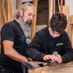 To dage om ugen er Oliver med Sergio ude på opgaver, fx med vedligeholdelse af ejendomme i Fredensborg Kommune, som Skou Gruppen løser i kraft af en rammeaftale med kommunen.