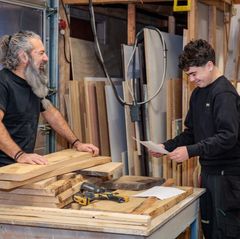 ”Oliver har det fantastisk hos Skou Gruppen. Han sender billeder fra sine arbejdsdage og fortæller i et væk, når han kommer hjem. Så han er i sit helt rette element nu,” siger Olivers mor