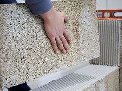 I de nye garager på Svanemøllen Kaserne har Skou Gruppen anvendt Hempcrete blokke til at bygge garagevæggene op på en trækonstruktion.