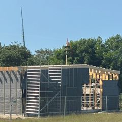 Skou Gruppen glæder sig over, at større offentlige bygherrer som fx Forsvaret interesserer sig for at bygge med mere bæredygtige og naturlige materialer.