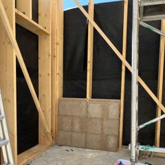 Indvendigt er blokkene blevet monteret som den beklædning, der kommer til at stå ubehandlet i de færdige bygninger.