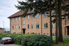 Samtidig med renoveringen ombygges 20 boliger til tilgængelighedsboliger med niveaufri adgang og elevatorlifte, ligesom friarealer, parkering og interne veje moderniseres.