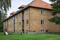 Hovedentreprisen omfatter blandt andet renovering af tage og facader, udskiftning af vinduer og altandøre, nye altaner med kuldebrosafbrydelse samt udskiftning af tekniske installationer.