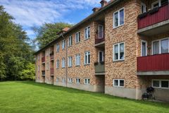 “Bistruplund er et komplekst renoveringsprojekt, hvor beboerhensyn, byggeteknisk kvalitet og økonomisk ansvarlighed skal gå hånd i hånd. Det er netop den type opgaver, hvor vi kan bringe vores erfaring i spil og skabe varige forbedringer – både for bygningerne og for dem, der bor der,” siger tilbudschef Freddy Hansen, Skou Gruppen.