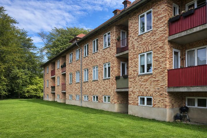 “Bistruplund er et komplekst renoveringsprojekt, hvor beboerhensyn, byggeteknisk kvalitet og økonomisk ansvarlighed skal gå hånd i hånd. Det er netop den type opgaver, hvor vi kan bringe vores erfaring i spil og skabe varige forbedringer – både for bygningerne og for dem, der bor der,” siger tilbudschef Freddy Hansen, Skou Gruppen.