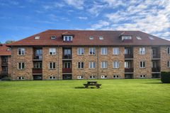 Renoveringen er en del af en helhedsplan, der skal fremtidssikre den godt 75 år gamle bebyggelse med 126 boliger og fire erhvervslejemål fordelt på 12 blokke.