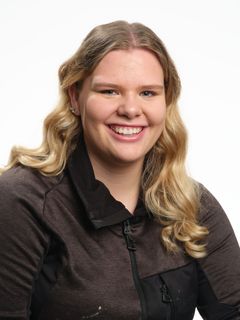 Julie Krogh er 21 år og havde hørt Skou Gruppens fokus på at skabe et rummeligt arbejdsmiljø og tiltrække flere kvindelige lærlinge og svende. Derfor valgte hun at søge læreplads hos Skou Gruppen.