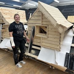 Julie Krogh er færdiguddannet som tømrer til marts. Tiden som lærling hos Skou Gruppen har helt overordnet været en god oplevelse – især på grund af ledelsens løbende fokus på og vilje til at skabe en rummelig og tryg arbejdsplads for alle.