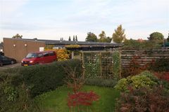 ”Rækkehusene har i dag store problemer med kuldebroer i facaden og soklen samt et stort varmetab fra vinduerne. Derudover er der problemer med indtrængning af fugt fra terrænet og skimmeldannelse under gulvene,” siger Emil Vitus Jensen, som er projektleder hos Skou Gruppen.