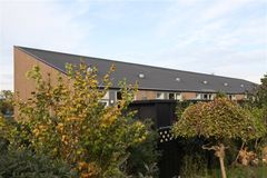 Projektet udføres i hovedentreprise og omfatter 66 almene boliger fordelt på 10 rækkehusblokke.