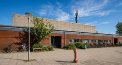 Østerhøjhallen er en af de fem bygninger, hvor Skou Gruppen nu forbedrer klimaskærmen for Ballerup Kommune. Facaden på bygningen, som rummer omklædning, efterisoleres, og facadepladerne udskiftes. Desuden udskiftes yderdøre, vinduer og ovenlysvinduer. Det gamle tagpap udskiftes til et nyt tolags tagpap og taget efterisoleres.