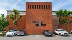 Balleruphallen en af de fem bygninger, hvor Skou Gruppen nu forbedrer klimaskærmen for Ballerup Kommune. Udvalgte vinduer udskiftes, og hallens loftrum asbestsaneres og efterisoleres. Det eksisterende ventilationsanlæg ombygges og programmeres, så det kan overvåges og styres af kommunens centrale CTS-anlæg.