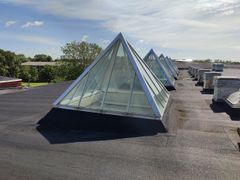 På Balleruphallens tag udskiftes de eksisterende pyramidekupler til nye ovenlysvinduer, som desuden tilsluttes med ny røgventilation og brandautomatik.