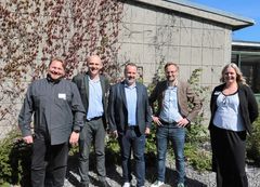 ”Vores projektledere, byggeledere og håndværkere har leveret en flot indsats på Forsvarets ejendomme de seneste fire år og været med til at skabe den tillid, som betyder, at samarbejdet fortsætter,” siger viceadm. direktør Jesper Nicolaisen, som her ses midt i billedet. Fra venstre også servicechef Michael Mortensen og adm. direktør Martin Skou Heidemann fra Skou Gruppen samt chef for Kapacitetsdivisionen Johan Otte og Cand.Merc.Jur Christa Larsen fra Sikkerhedsafdelingen, begge Etablissements- og Terrænkommandoen.