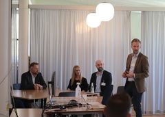 Der var stor spørgelyst, da kontraktunderskrivelsen blev fejret på Flyvestation Aalborg 24. april.