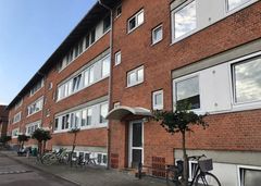 Projektet omfatter udskiftning af vinduer og døre, udskiftning af facadeplader samt etablering af ny isolering og facadepuds.